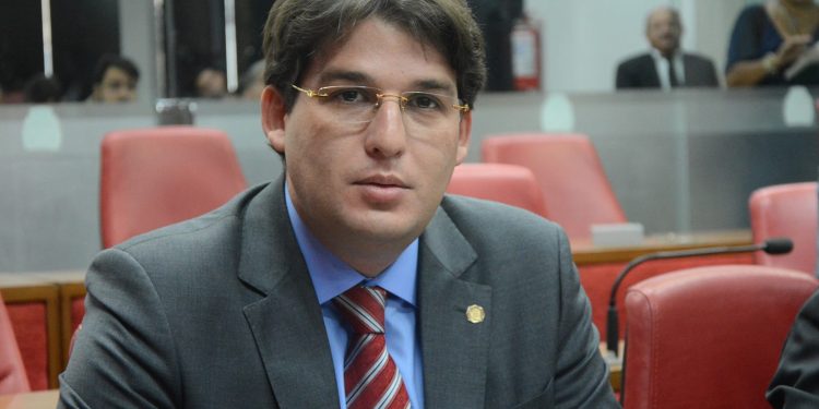 Com remotas chances de vitória, Ruy Carneiro aponta aliado para vice mas é “descartado”