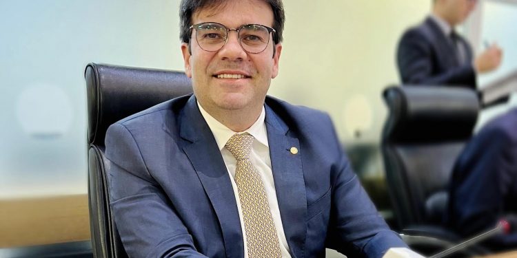 Eduardo Carneiro apresenta PL que institui política de prevenção e combate ao câncer de ovário na rede pública de saúde
