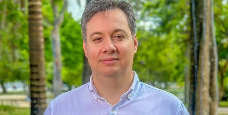 Em tom de deboche, Júnior Araújo ironiza decisão do TCE sobre cargos irregulares de Corrinha Delfino