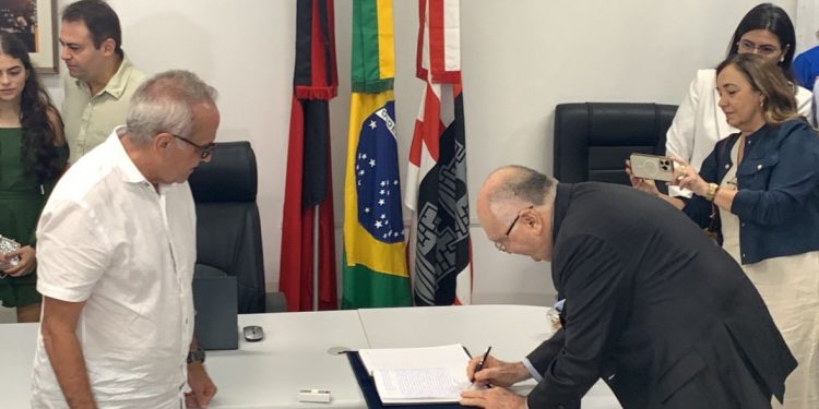 Presidente do TCE assume comando da PMJP, durante viagem de Cícero à Europa
