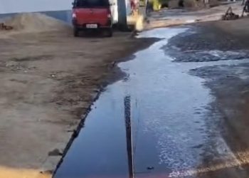 Misericórdia! Sangue vaza de matadouro público e escorre por ruas de Monteiro; assista