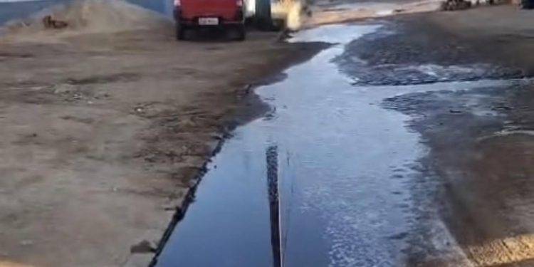 Misericórdia! Sangue vaza de matadouro público e escorre por ruas de Monteiro; assista