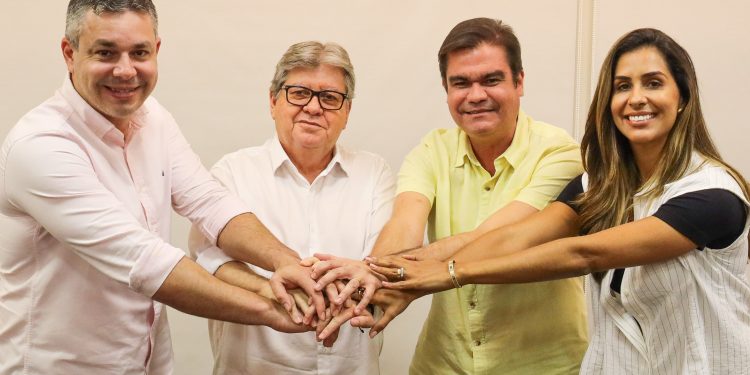 João Azevêdo anuncia apoio do PSB à pré-candidatura de André Coutinho em Cabedelo