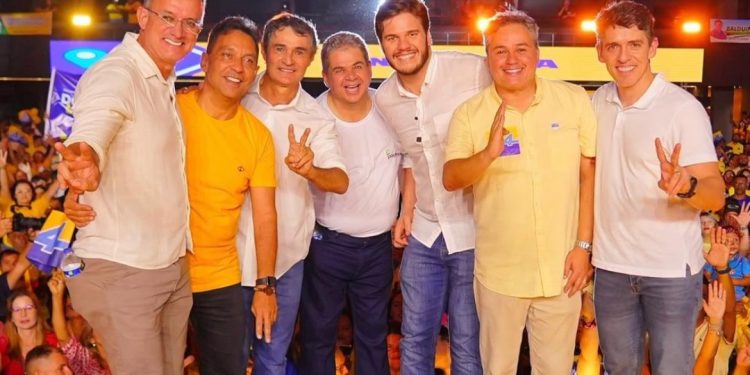 Após emplacar aliado na vice, Romero oficializa apoio a Bruno durante convenção