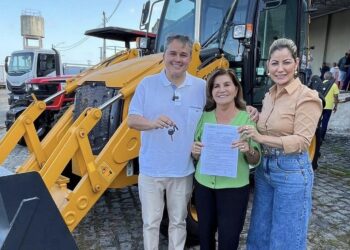 Danielle do Vale e Eunice agradecem a Efraim pela destinação de nova Retroescavadeira para Mamanguape