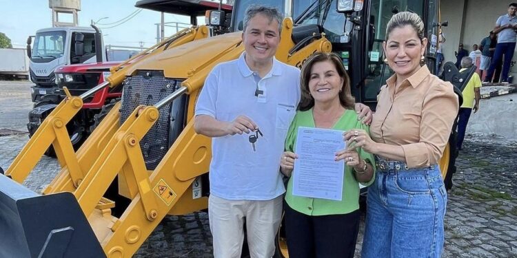 Danielle do Vale e Eunice agradecem a Efraim pela destinação de nova Retroescavadeira para Mamanguape