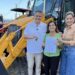 Danielle do Vale e Eunice agradecem a Efraim pela destinação de nova Retroescavadeira para Mamanguape