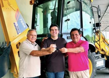 Eduardo Carneiro entrega retroescavadeiras em Pitimbu, Belém, Conde e Araruna