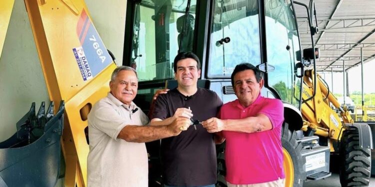 Eduardo Carneiro entrega retroescavadeiras em Pitimbu, Belém, Conde e Araruna
