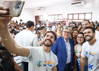João Azevêdo acompanha pré-embarque de alunos para o Reino Unido pelo Programa Conexão Mundo