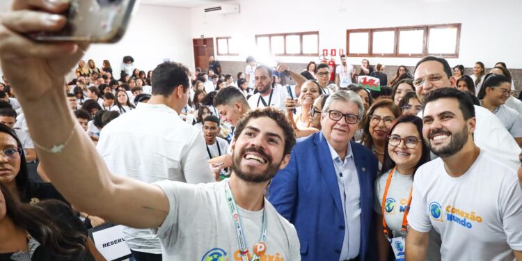João Azevêdo acompanha pré-embarque de alunos para o Reino Unido pelo Programa Conexão Mundo