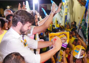 Bruno faz caminhada no Pedregal e anuncia construção de nova praça