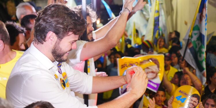 Bruno faz caminhada no Pedregal e anuncia construção de nova praça