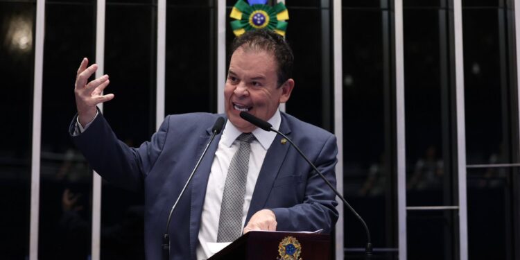 Em tom emocionado, Amaral faz discurso de despedida no Senado