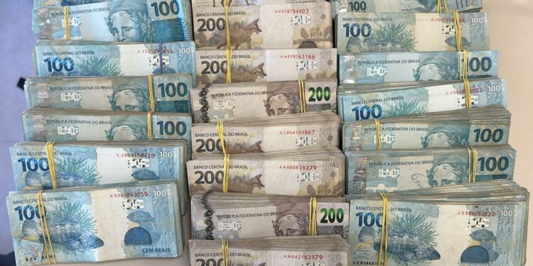 Polícia Federal apreende santinhos e R$ 300 mil que seriam utilizados para compra de votos, em JP