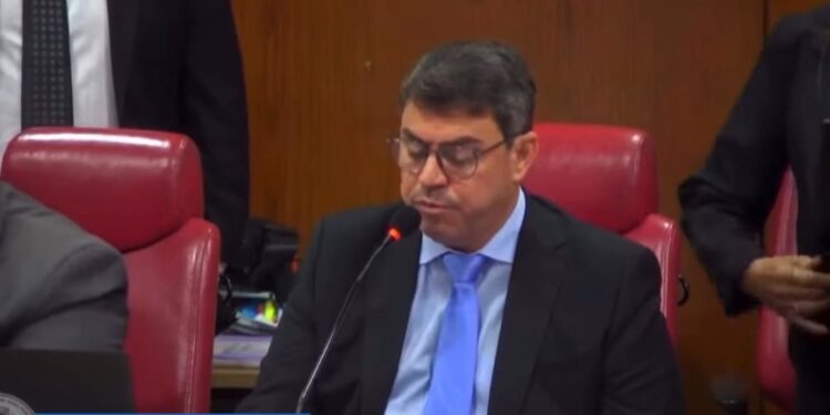 Dinho reage a acusações de Raíssa e diz que vereadora terá que provar acusações na Justiça