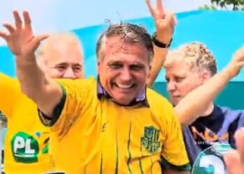 Bolsonaro desembarca em João Pessoa para participar de carreata com Queiroga