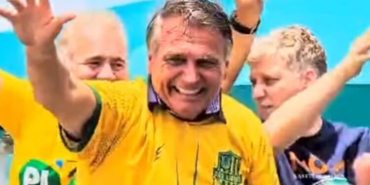 Bolsonaro desembarca em João Pessoa para participar de carreata com Queiroga