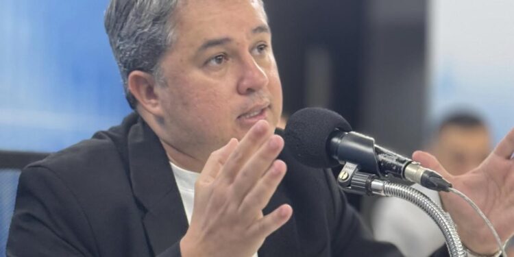 Efraim aposta no ingresso de seis deputados à bancada de oposição na ALPB; veja nomes