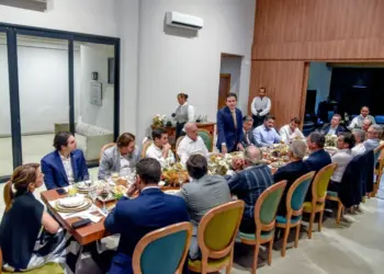 Em campanha à Presidência da Câmara, Hugo Motta se reúne com governador e bancada do MS