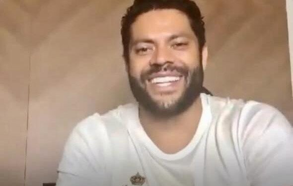 Em live ao vivo, jogador Hulk reforça apoio a Jhony e diz estar ansioso por mudança em Campina