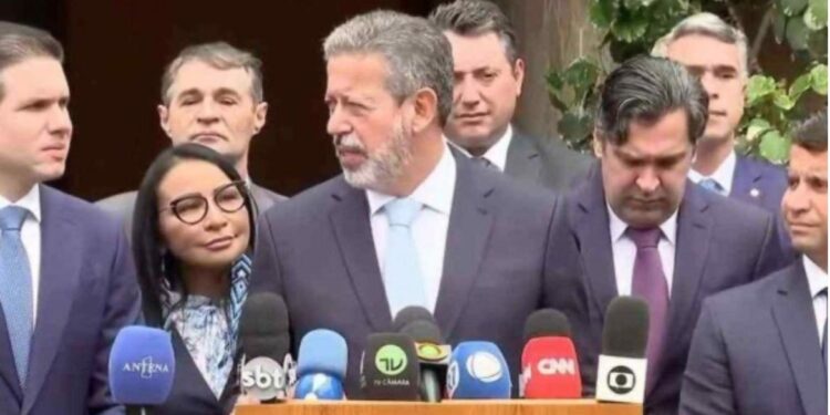 Arthur Lira anuncia Hugo Mota como seu candidato à sucessão à Presidência da Câmara