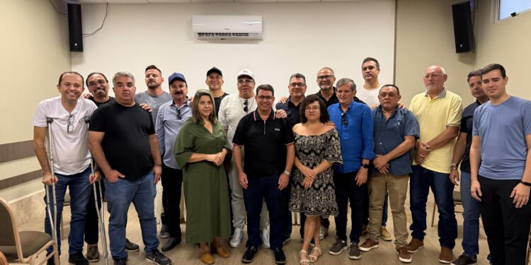 Mais de 20 vereadores manifestam apoio e Dinho consolida caminhada rumo à reeleição na CMJP