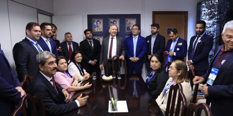 Aguinaldo Ribeiro recebe prefeitos paraibanos em Brasília e reforça apoio aos municípios