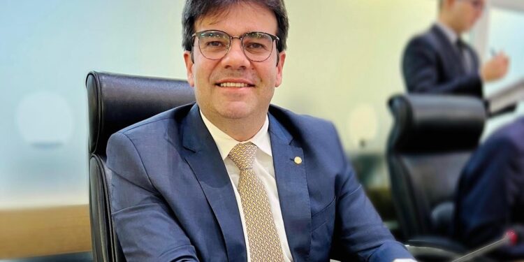 Eduardo Carneiro apresenta projeto que institui política de apoio e tratamento para pessoas diagnosticadas com câncer durante gravidez e puerpério