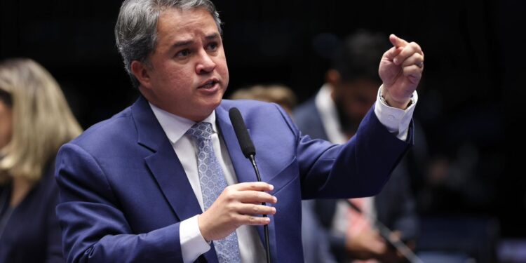 “Bancada paraibana tem que mobilizar Brasília contra a suspensão do abastecimento de água”, cobra Efraim