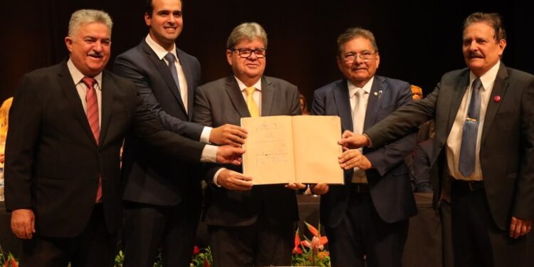 Adriano Galdino vai assumir Governo do Estado na próxima quinta
