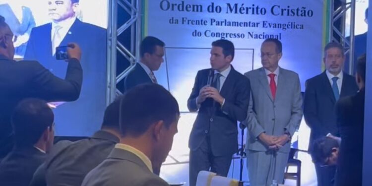 Bancada evangélica faz “churrascada” e concede “benção” a Hugo Motta na disputa à presidência da Câmara