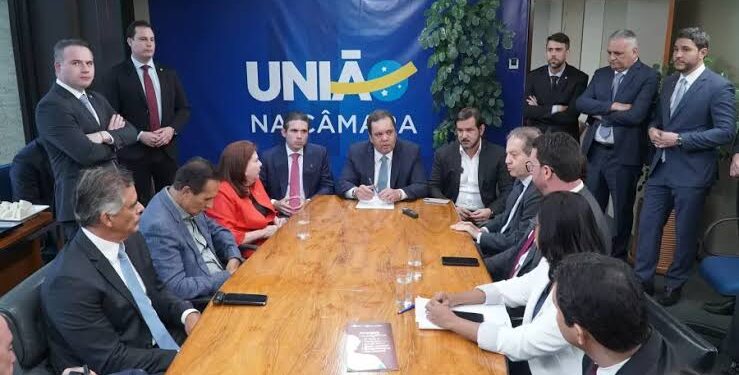 Elmar desiste e Hugo Motta vira candidato único à presidência da Câmara