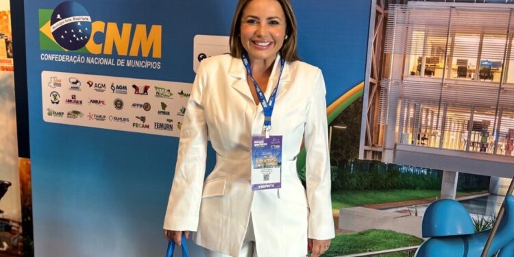 Tacyana Leitão participa de Seminário de Novos Gestores e destaca aprendizado para sua gestão em Bayeux