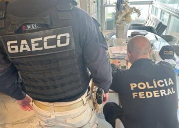 Vitor Hugo e André Coutinho são alvos de operação da PF e Gaeco que investiga influência de grupo criminoso nas eleições