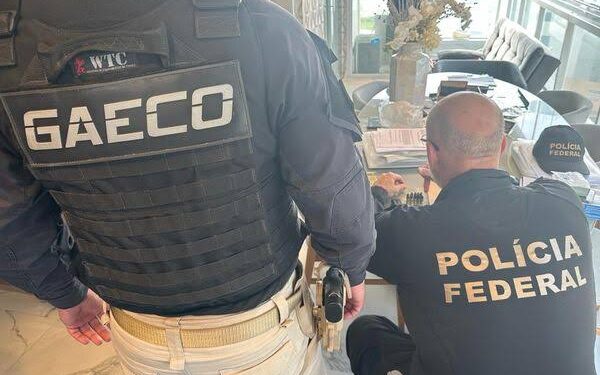Vitor Hugo e André Coutinho são alvos de operação da PF e Gaeco que investiga influência de grupo criminoso nas eleições