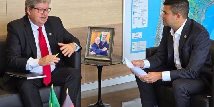 João Azevêdo vai à Brasília tentar reverter suspensão da Operação Carro-Pipa na Paraíba