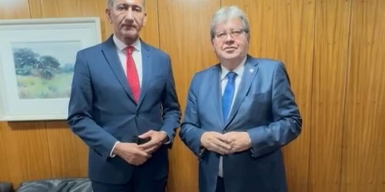 João Azevêdo vai novamente a Brasília e recebe garantia de ministro para os recursos da operação carro-pipa