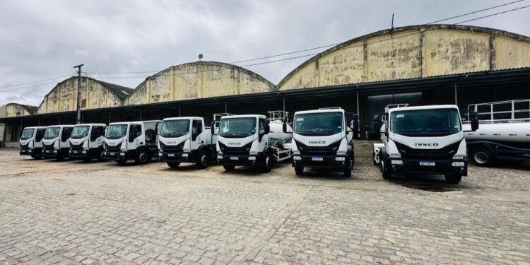 Articulação de Efraim leva caminhões Pipas e Caçambas para cidades da Paraíba