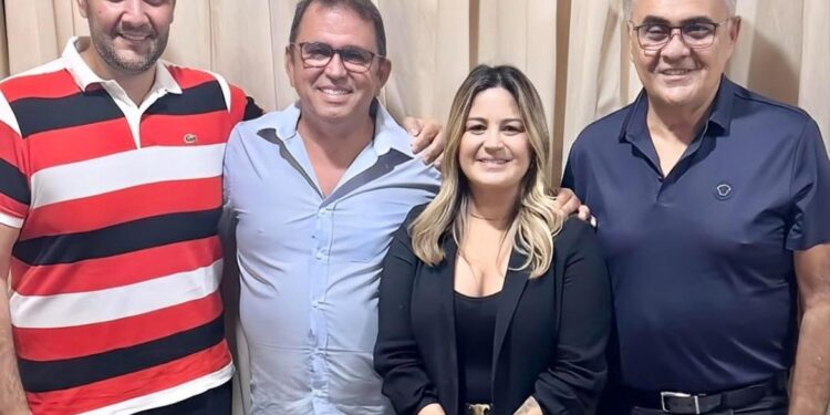 Márcio Roberto recebe prefeito e prefeita eleita de São José de Espinharas e reafirma parceria política e administrativa