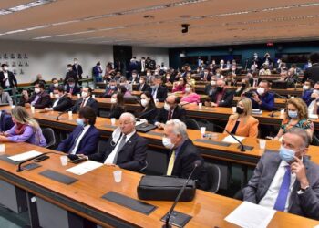 Paraíba pode perder duas cadeiras e quase meio bilhão em emendas com “reorganização” das bancadas na Câmara