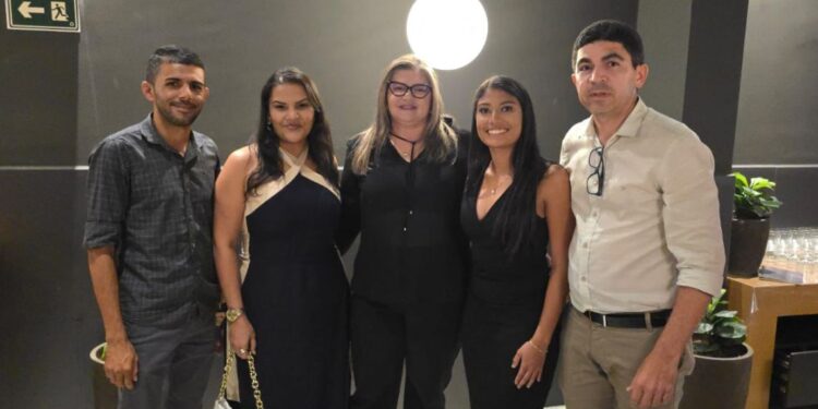 Construindo bases para 2026, Cilinha Dias fecha apoio de grupo de vereadores em Mari