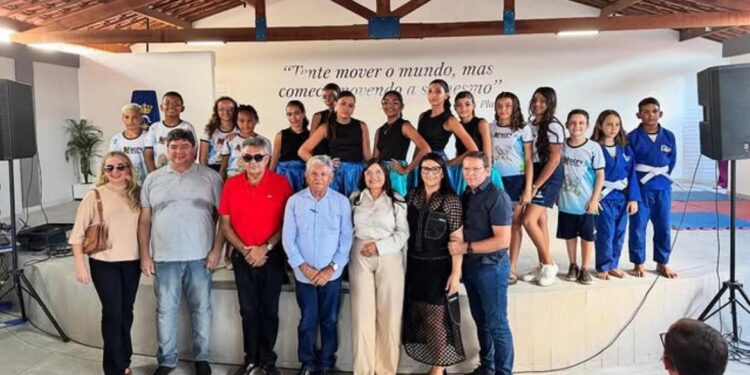 Ao lado de Galego da Gavel e Verissinho, Márcio Roberto acompanha entrega de obras em Pombal