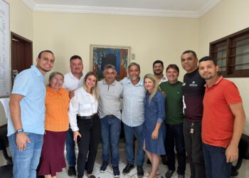 Prego batido: com apoio de 12 vereadores, mesa governista é protocolada com Adriano Matins no 1º biênio e Táxi no 2º