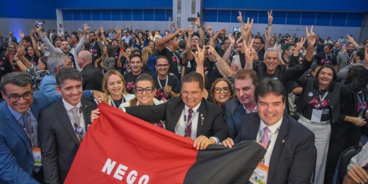 Eduardo Carneiro é eleito vice-presidente da Unale durante conferência da entidade no Rio de Janeiro