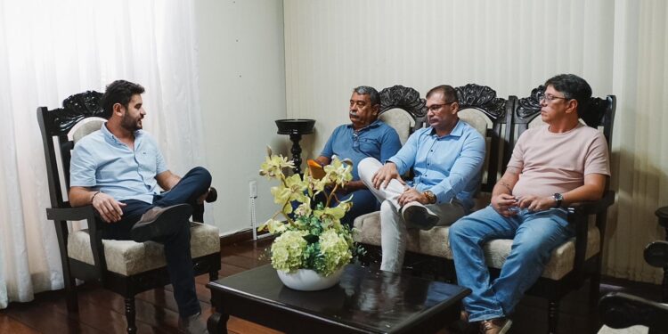 Joaquim assina projeto de lei com reajuste salarial de 7% para professores da rede municipal de Mamanguape