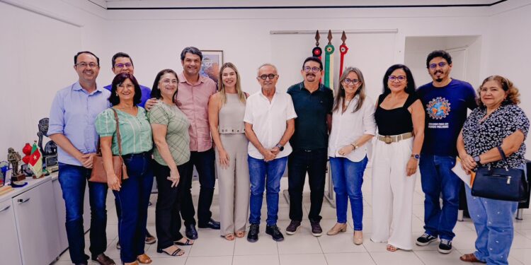 Cícero anuncia reajuste de 7,5% para professores