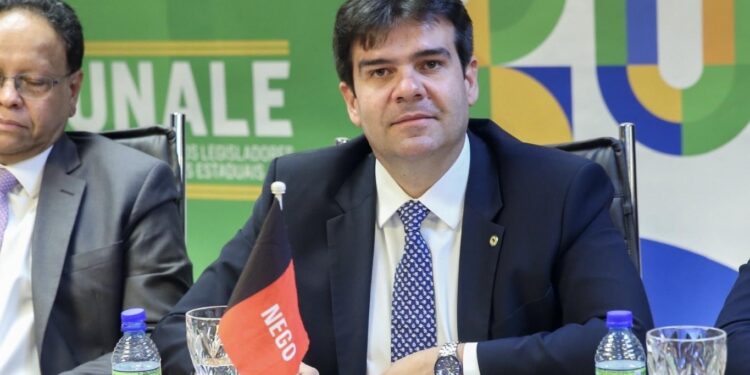 Eduardo Carneiro toma posse como vice-presidente da Unale, durante solenidade em Brasília