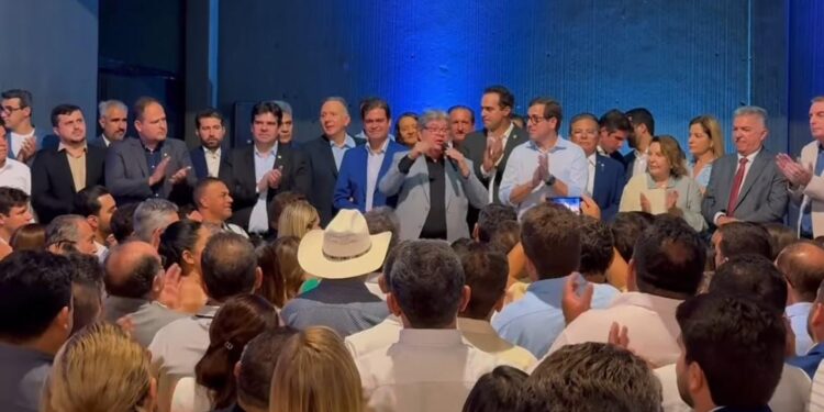 Staff de João Azevêdo divulga lista de 151 prefeitos presentes em almoço