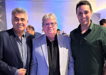 Márcio Roberto prestigia lançamento do programa Paraíba 2025-2026 e agradece João Azevêdo por atender pleitos